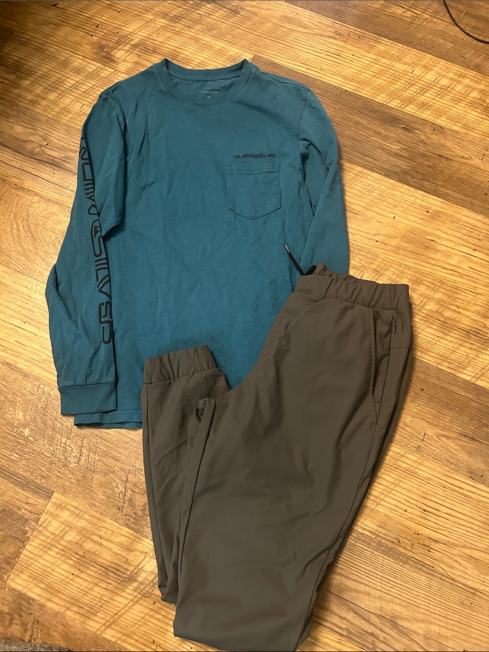 Quicksilver longsleeve shirt and men’s gray joggers s/m